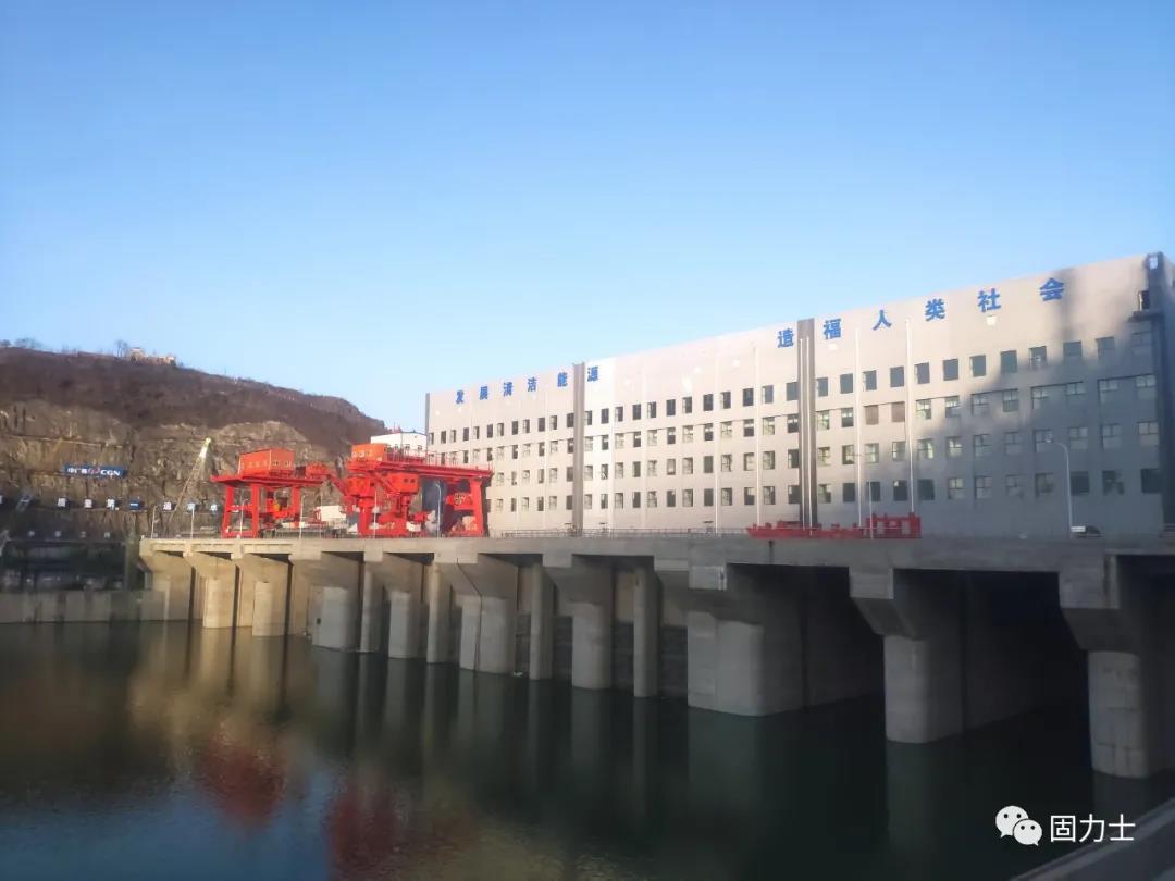 汉江白河(夹河)水电站项目效果图 汉江白河(夹河)水电站项目效果图 汉江白河水电站枢纽工程是陕西省“十三五”续建项目之一,为加快推进重点项目建设,造福两岸百姓,白河县加大沟通协调力度,最终中广核集团与中国信达公司以控股的方式共同投资建设。为保障工程建设顺利实施,白河县先后多次召开县长办公会、项目建设推进会,做好移民安置、环境保障、项目服务等工作,积极为工程建设创造良好的施工环境。 汉江白河(夹河)水电站项目实景 汉江白河(夹河)水电站项目效果图 汉江白河(夹河)水电站项目效果图 汉江白河水电站枢纽工程是陕西省“十三五”续建项目之一,为加快推进重点项目建设,造福两岸百姓,白河县加大沟通协调力度,最终中广核集团与中国信达公司以控股的方式共同投资建设。为保障工程建设顺利实施,白河县先后多次召开县长办公会、项目建设推进会,做好移民安置、环境保障、项目服务等工作,积极为工程建设创造良好的施工环境。 汉江白河(夹河)水电站项目实景